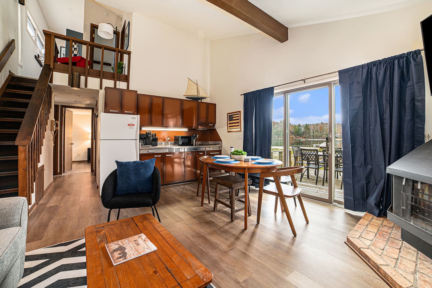 Beautiful Lakefront Townhome - Firepit & BBQ Grill