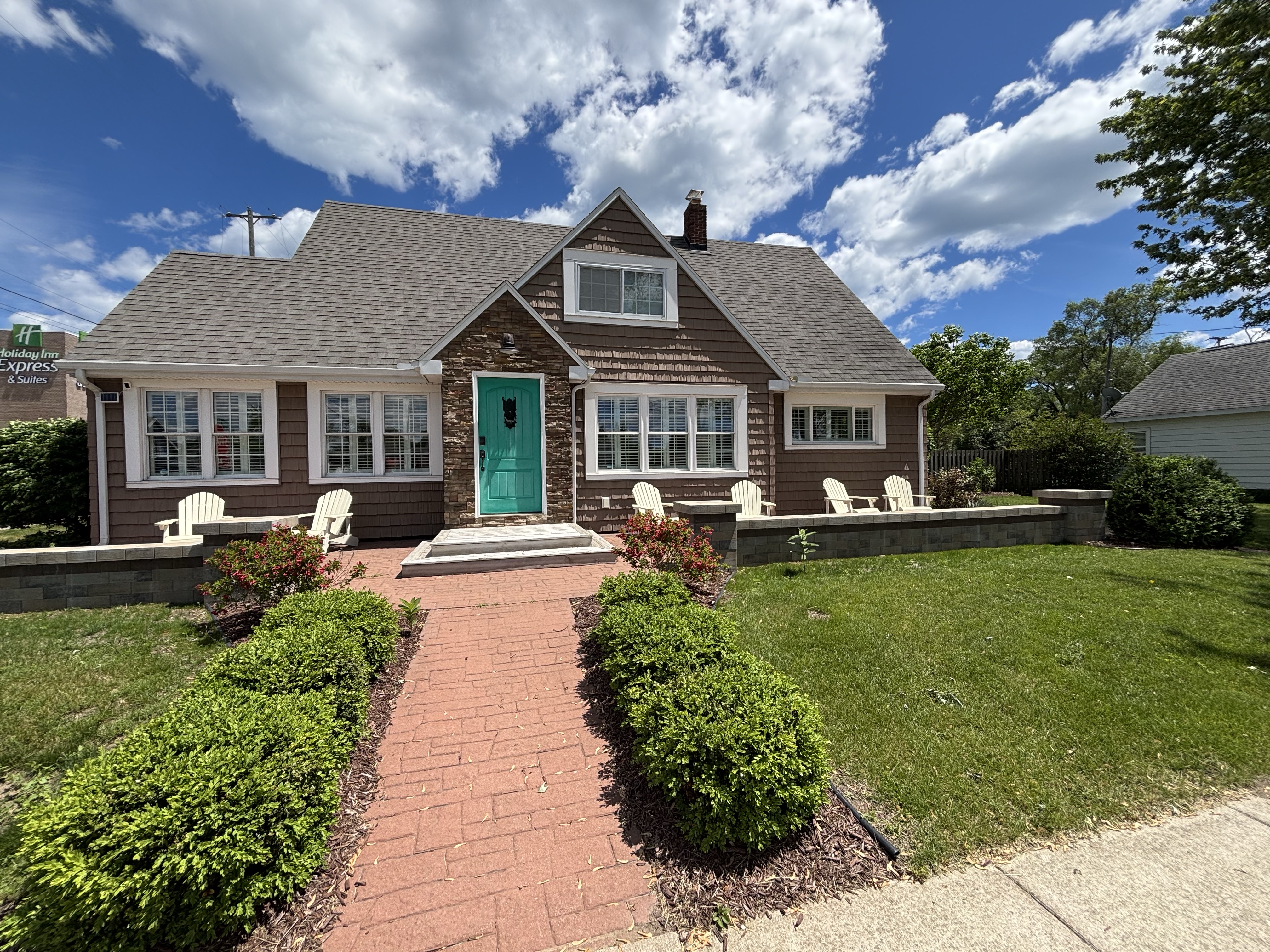 Downtown Oscoda - Steps to Lake Huron - Sleeps 13