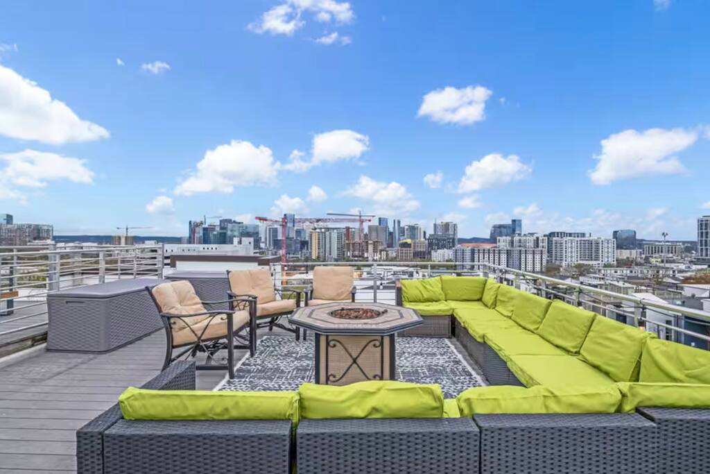 Above the Gulch • Rooftop Fire Pit • Skyline Views