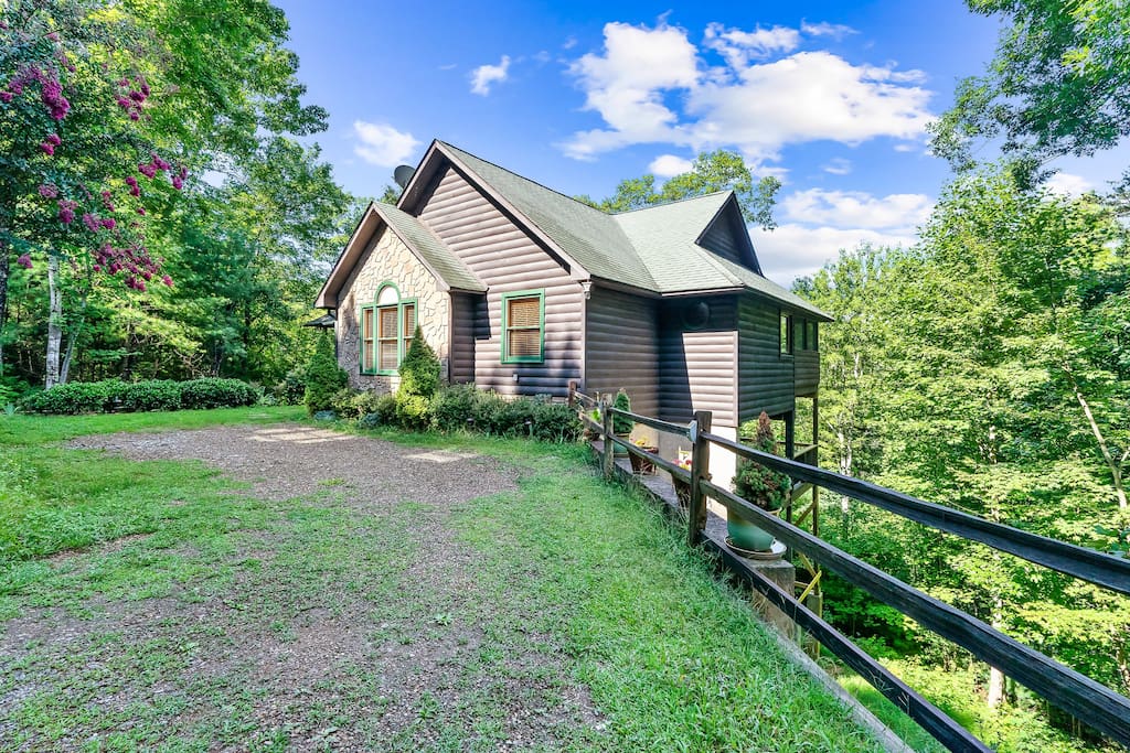 Fun and Serene Family Cabin & Huge Deck