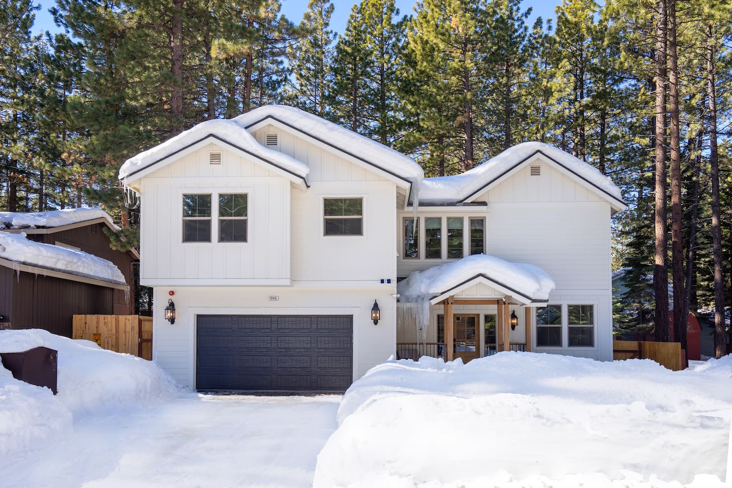 Luxurious Tahoe Escape: HotTub, Arcade, Fireplace+