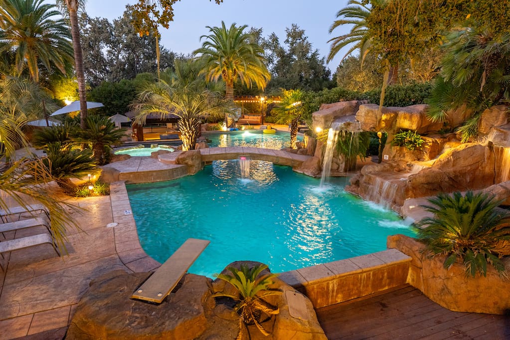 Private Vineyard Resort: slide, waterfalls, cabana