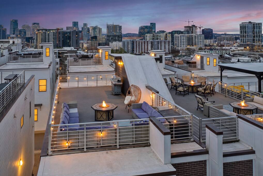 Gulch Home! Walk to Broadway! 13 Beds!