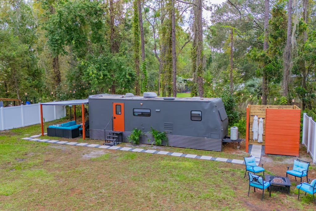 Tropical Getaway RV Retreat- Private & Cozy!