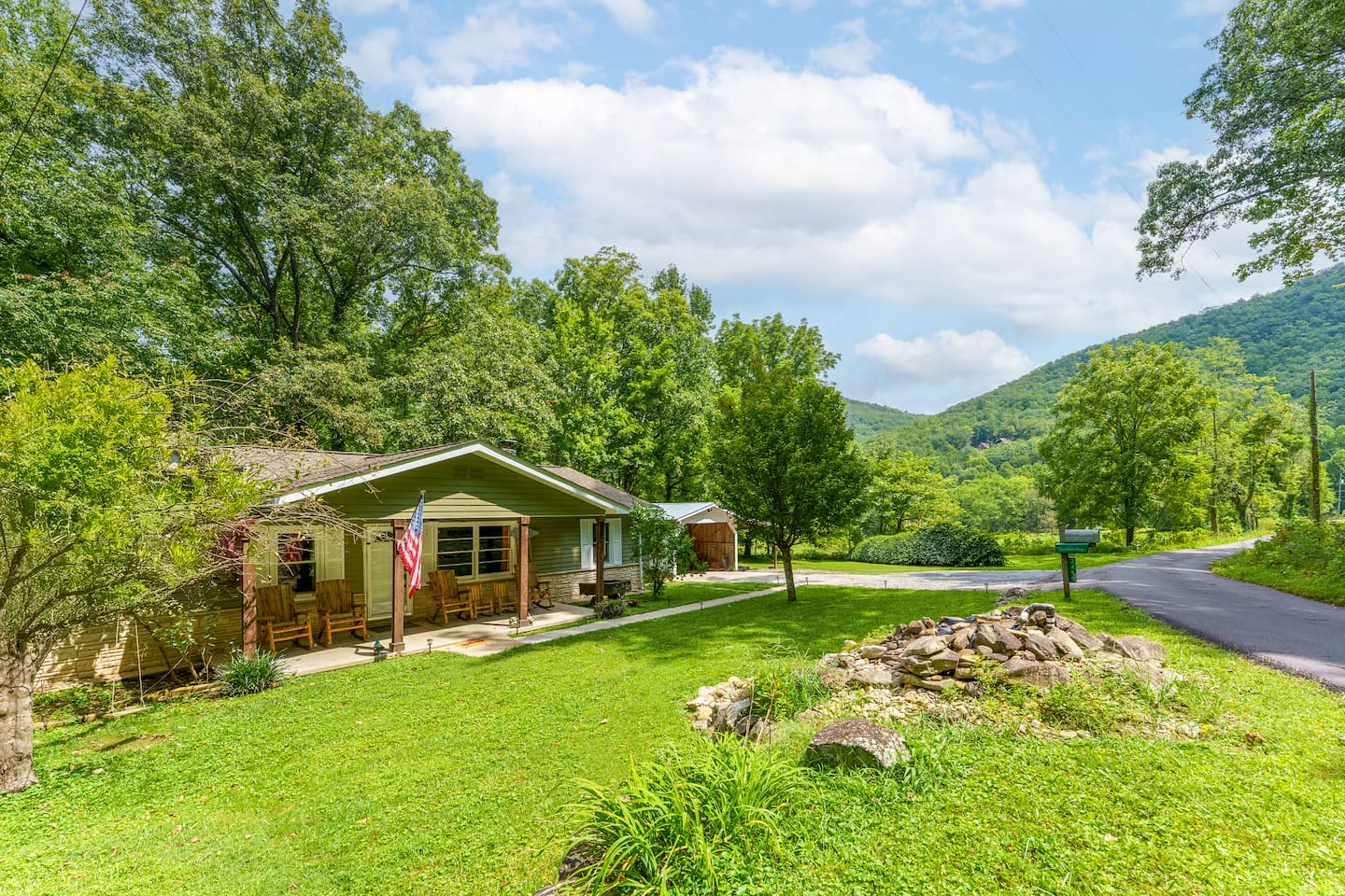 Secluded | Fireplace, Firepit, Hot Tub, WiFi!
