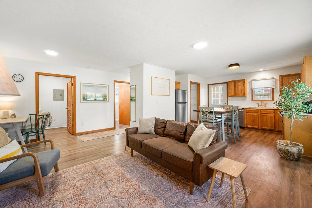 Rosie's Luxury Bungalow - Walkable IU & Stadium