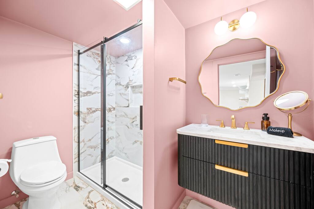 Luxury Garden Suite w/Sauna steps from Downtown