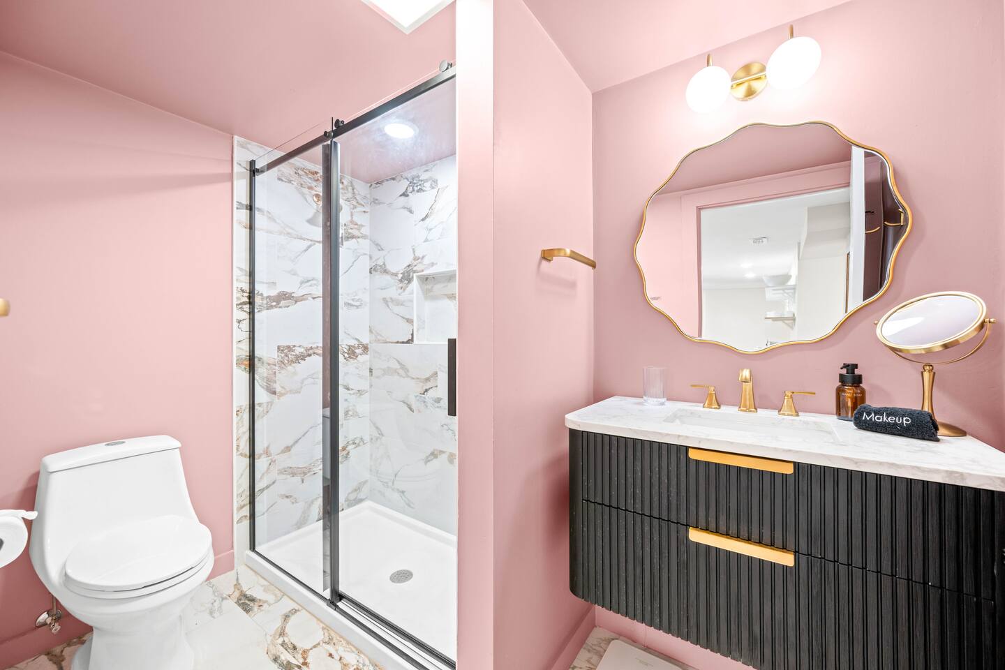 Luxury Garden Suite w/Sauna steps from Downtown