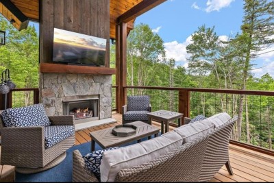 Take your coffee, breathe the mountain air, and settle into this covered deck. With cozy seating, outdoor fireplace, and endless views, it’s a place you’ll keep coming back to all trip long.