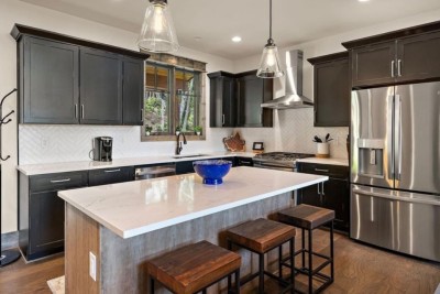 Everyone naturally gathers here. Whether it’s breakfast before hitting the trails or wine at night, this inviting island brings conversation, laughter, and connection to every stay.