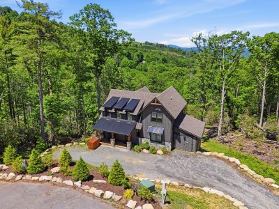 Secluded mountain cabin featuring forest views, a spacious drive, and solar panels — a warm, eco-conscious retreat that sets the perfect tone for a relaxing and memorable mountain getaway from the moment you arrive.