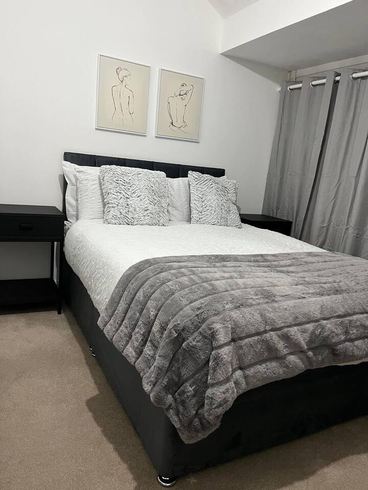Stylish 3BR Townhouse| Driveway Parking| Fast Wifi