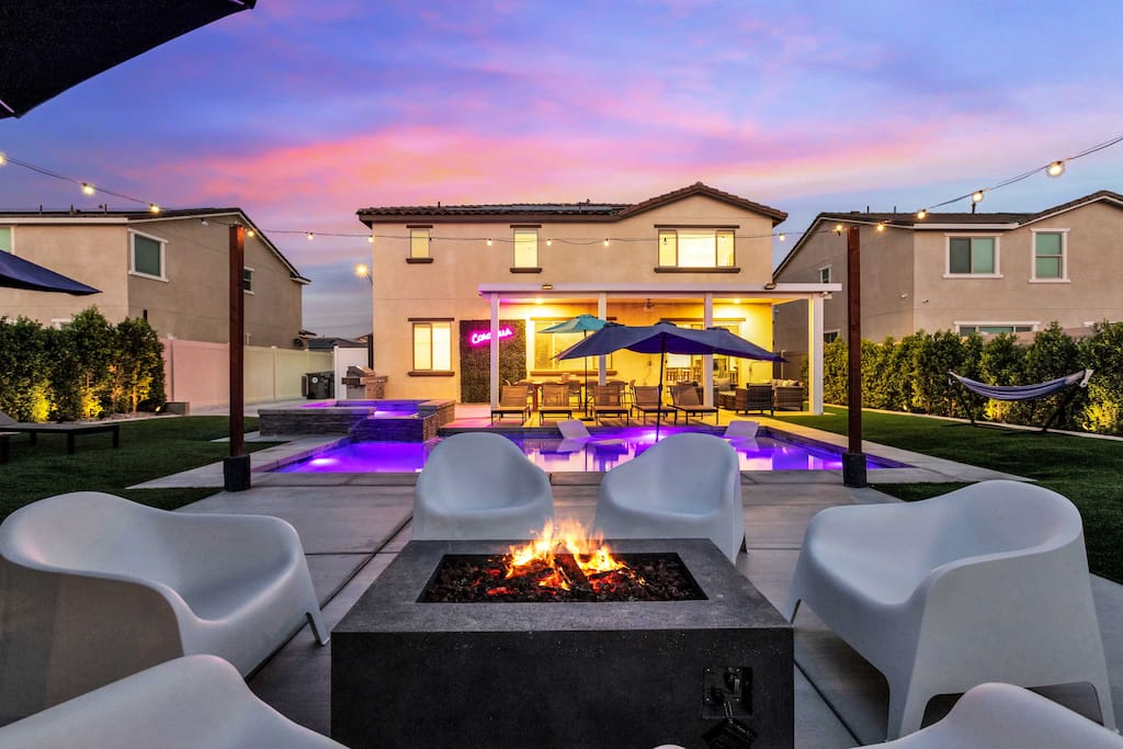 The Chateau- Pool, Spa, BBQ, Fire pit, Sleeps 19