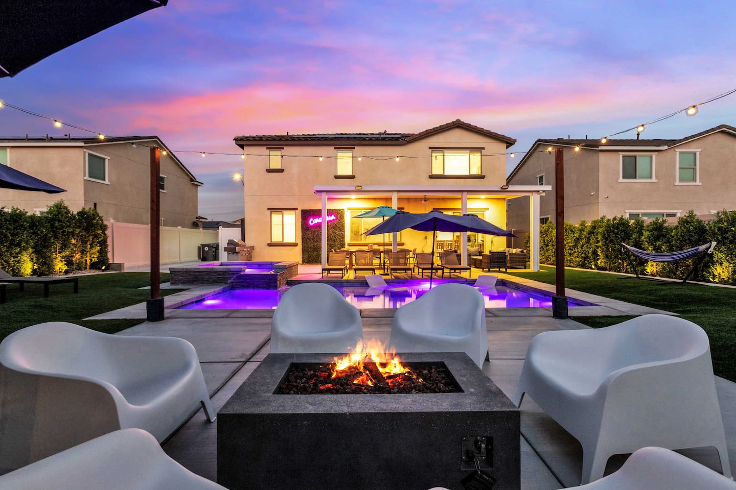 The Chateau- Pool, Spa, BBQ, Fire pit, Sleeps 19