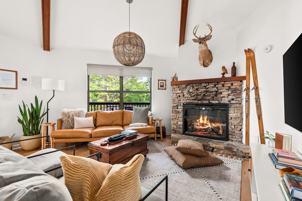 Gatlinburg Winter Cabin w/ Hot Tub Mountain Views