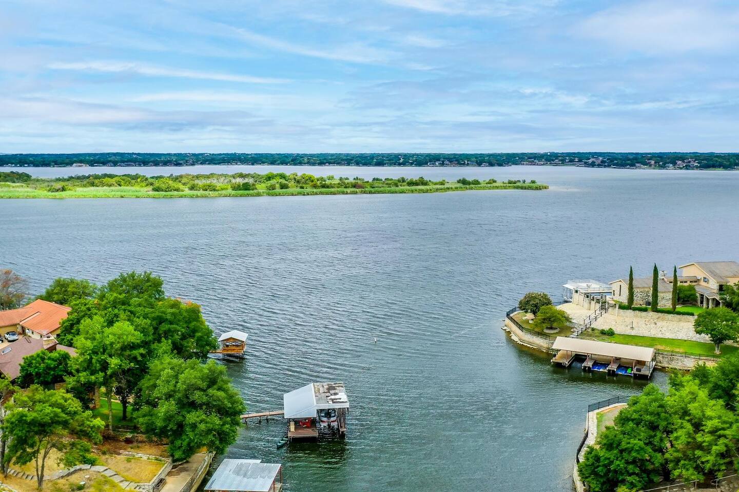 4 BDRM Lakefront Home on Private Cove | Hot Tub - Holiday Home