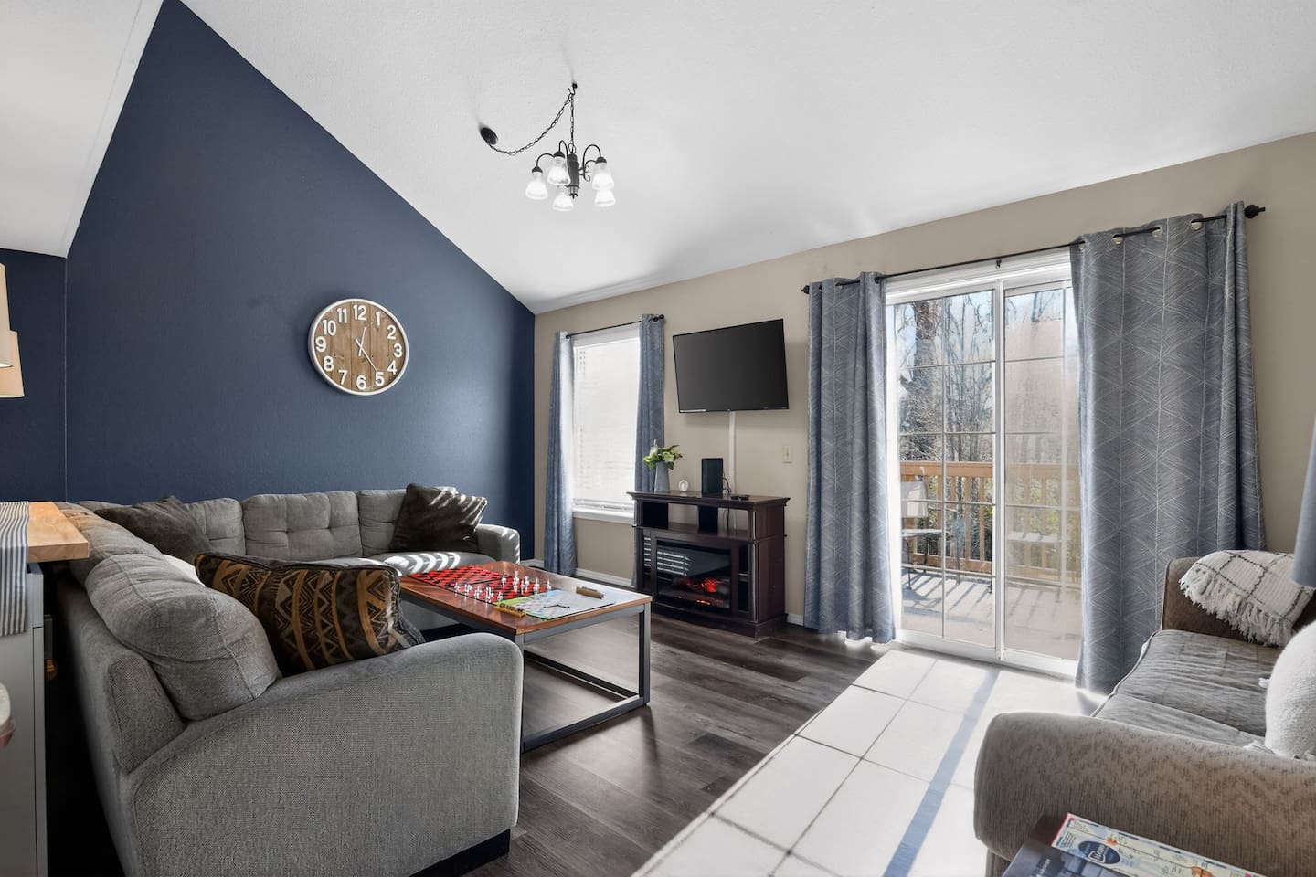 Family Games•2 Decks•King Bed•Mins to Attractions!