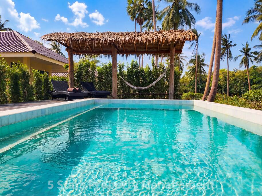 Brutal Boho 3: Jungle, Soft Bed, 5 min drive beach