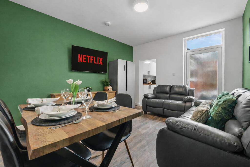 #101 Stylish House 4BR 4Bath, Parking, Sleeps 8