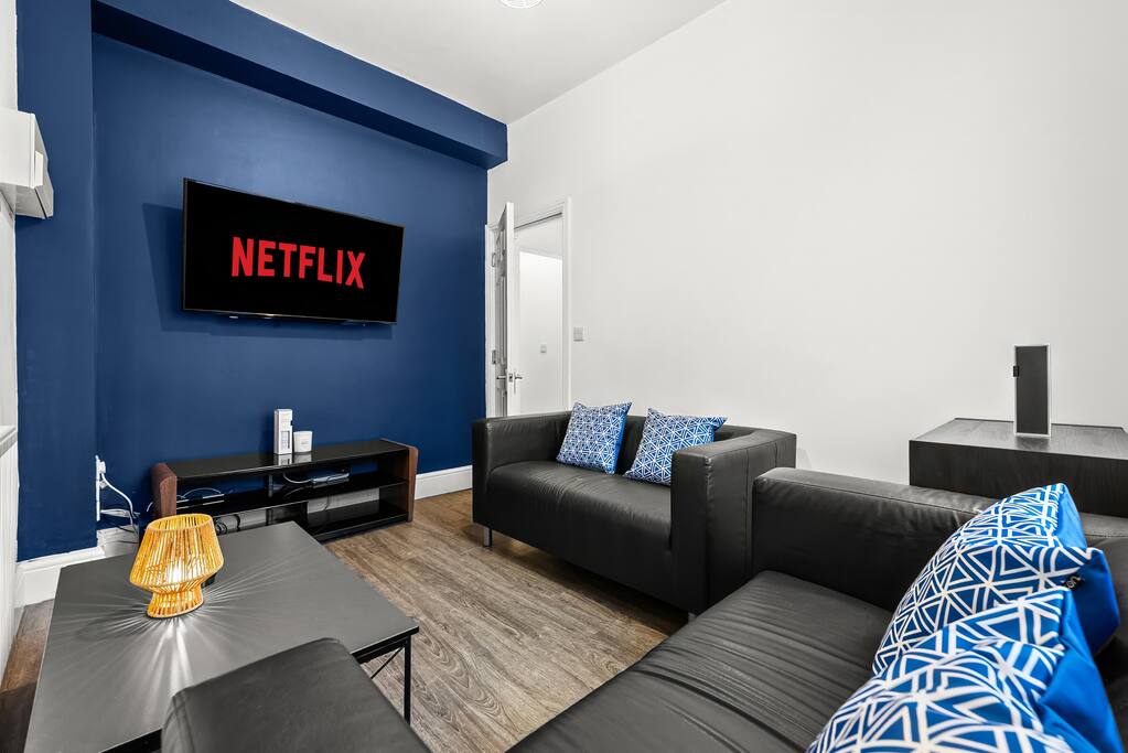 #102 Stylish House, 4BR 4Bath, Parking, Sleeps 8