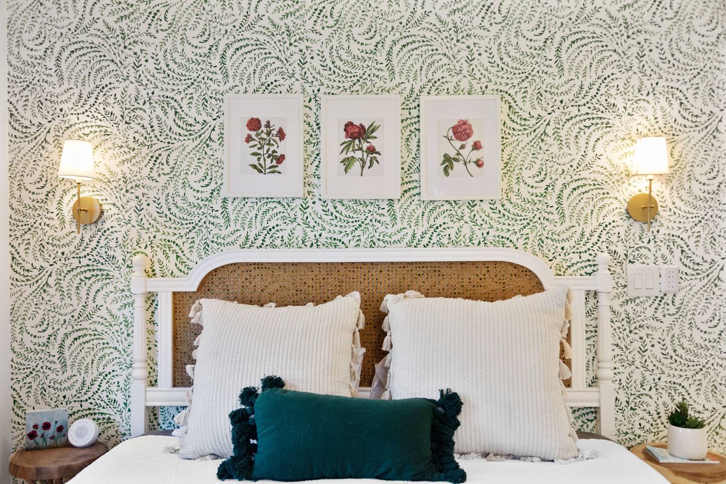 The Victoria Suite: Downtown with Huge Backyard