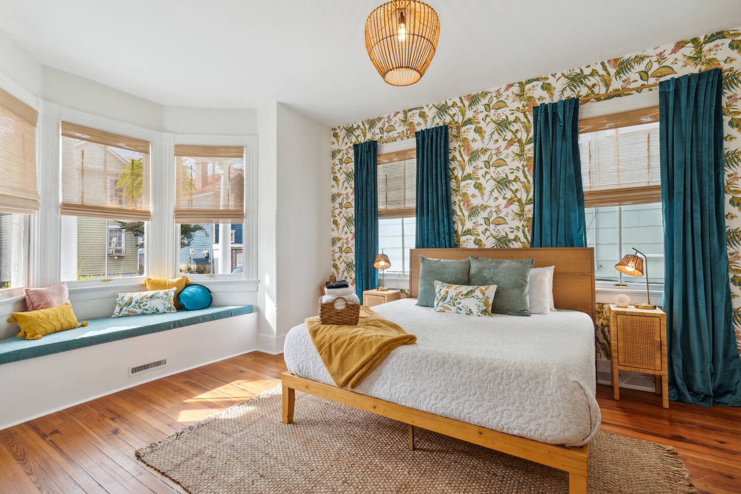 The Isla Suite: Perfect Girls Getaway w/ Backyard