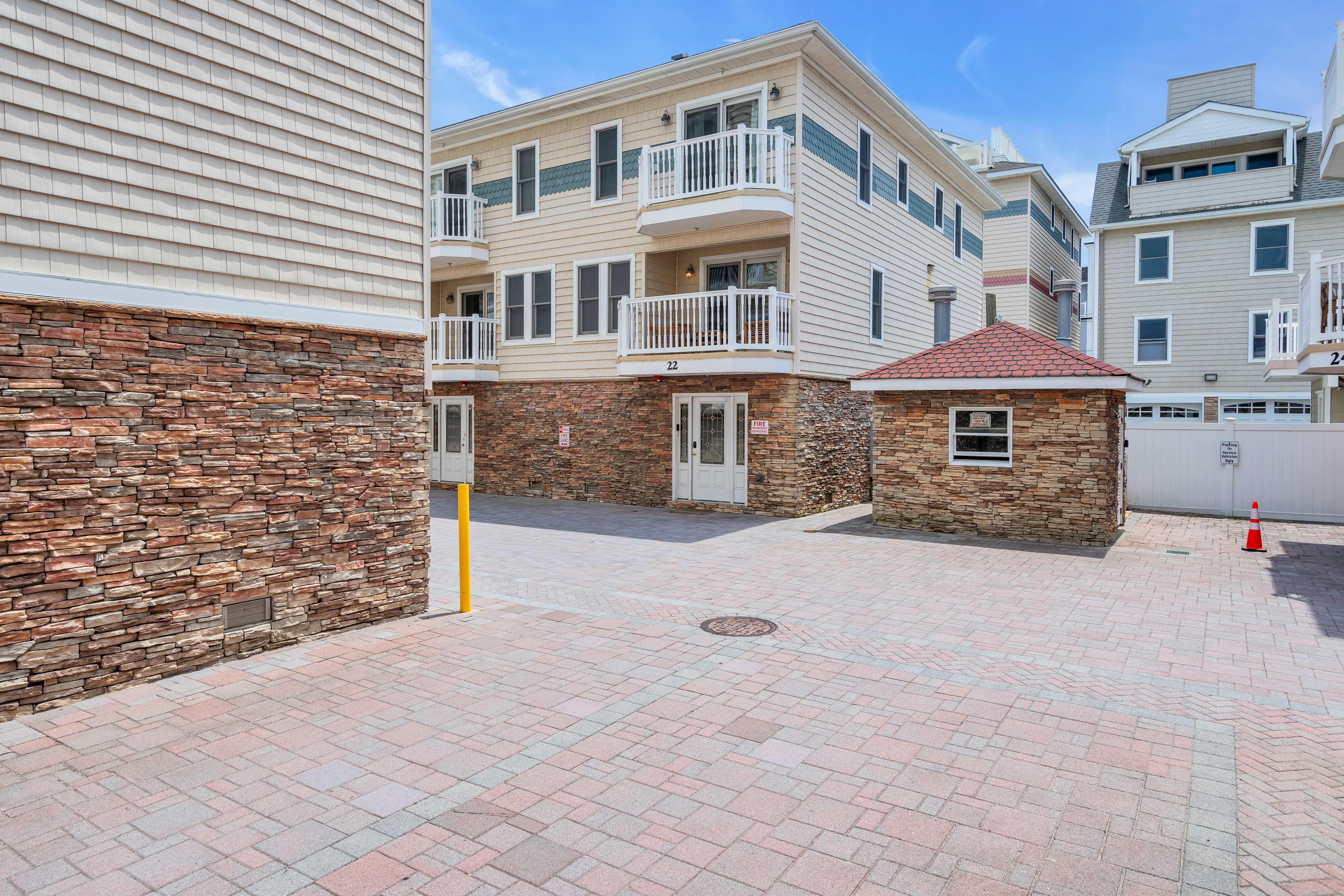 21 Blaine Ave #22