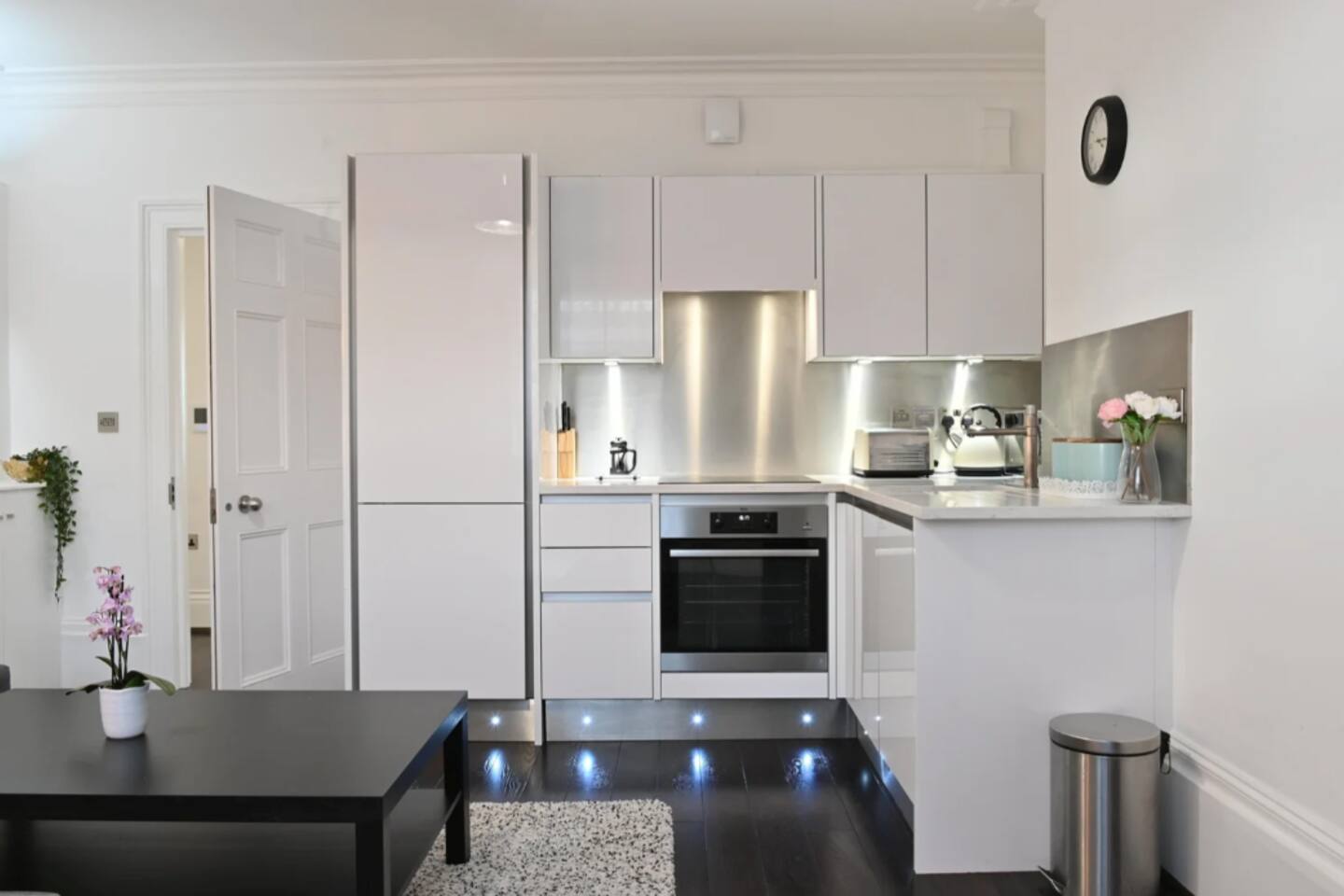 Central Modern Apartment | Free Secure Parking
