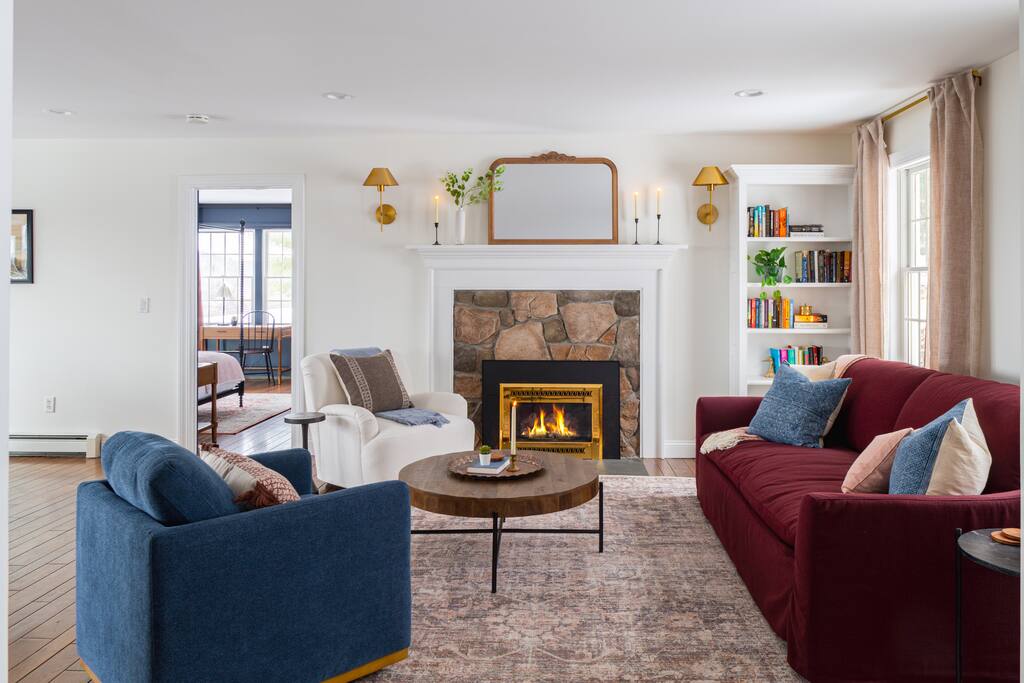 Bespoke Litchfield - Spacious, Hot tub, Game Room