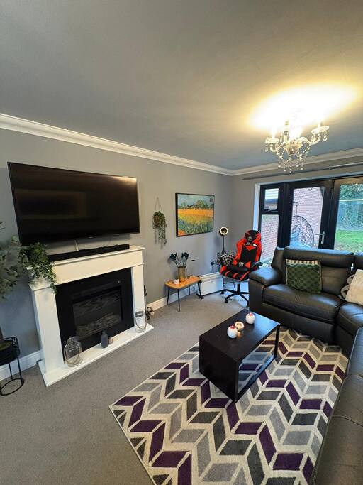 #100 Comfortable 4-Bed House in Rugby