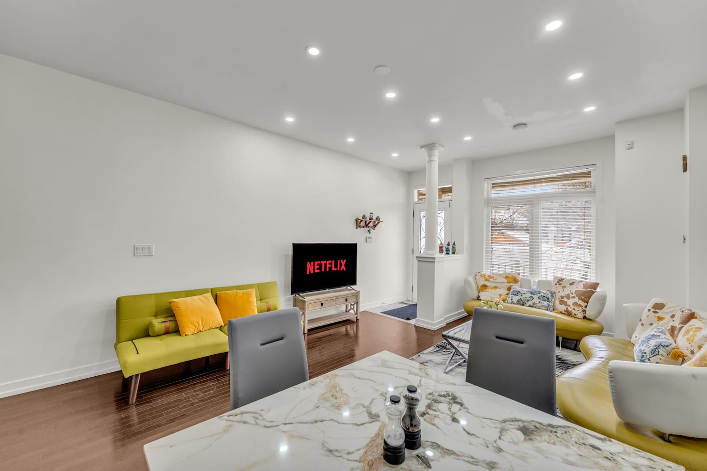 Modern 3BR Retreat Near Lake & Toronto