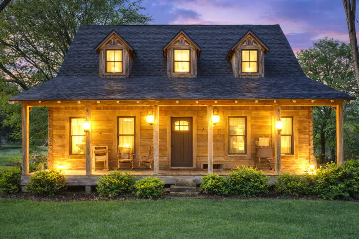 Gorgeous cabin, fire pit, river access, family fun