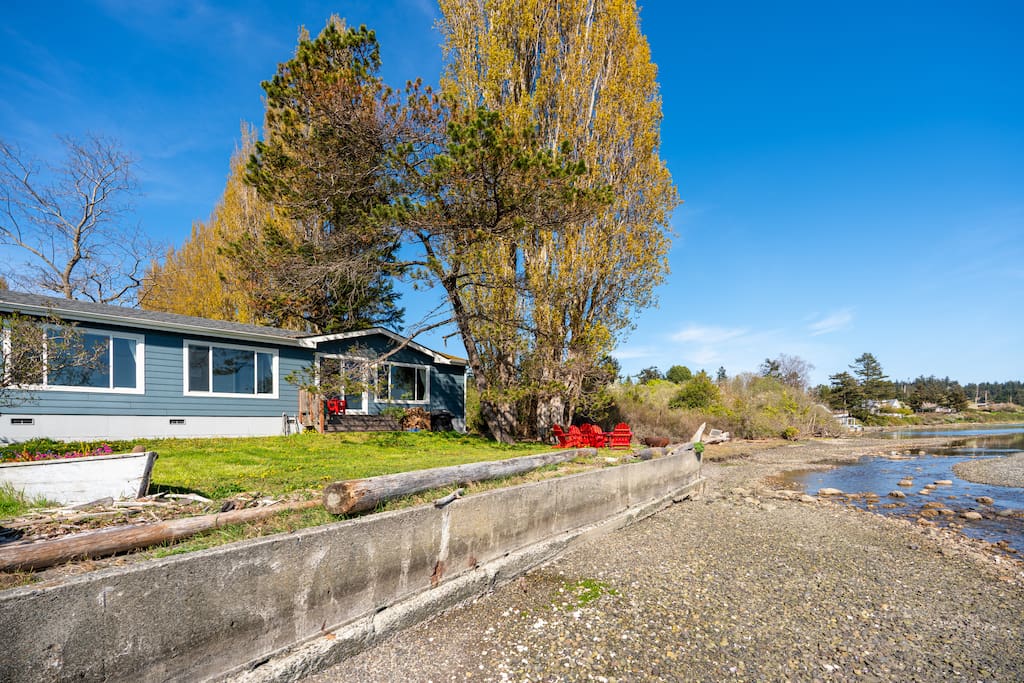 Unique Waterfront Beach House - pets welcome!