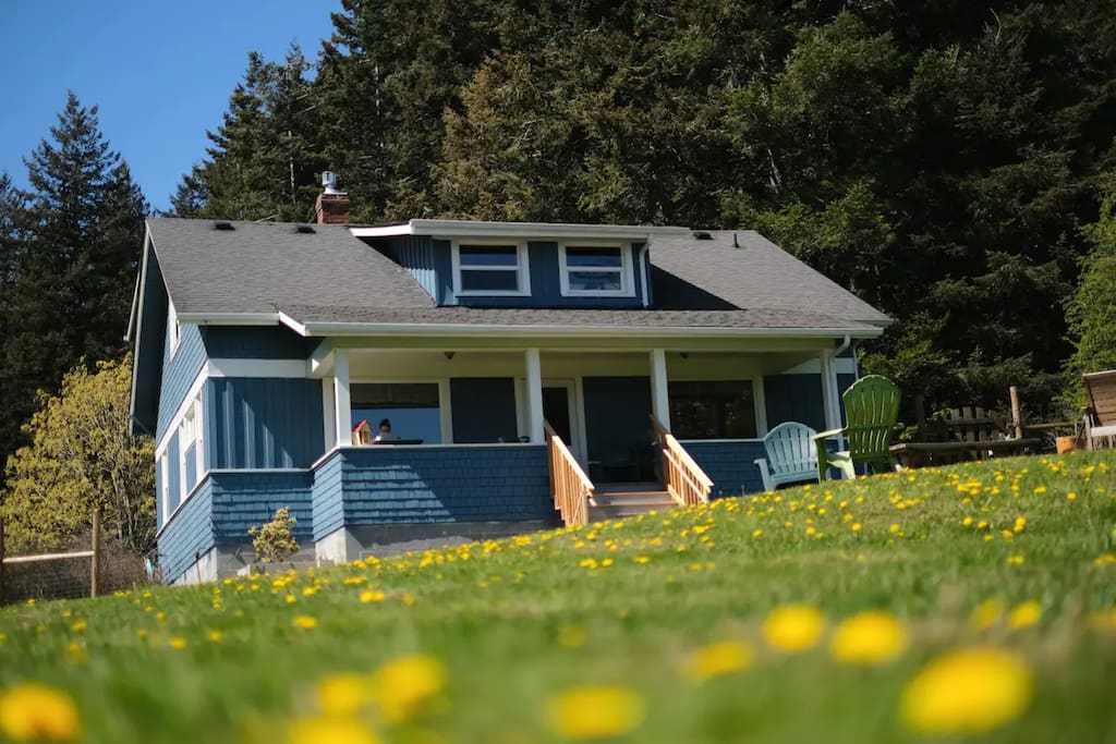 6-Bedroom house, stunning views and beach access