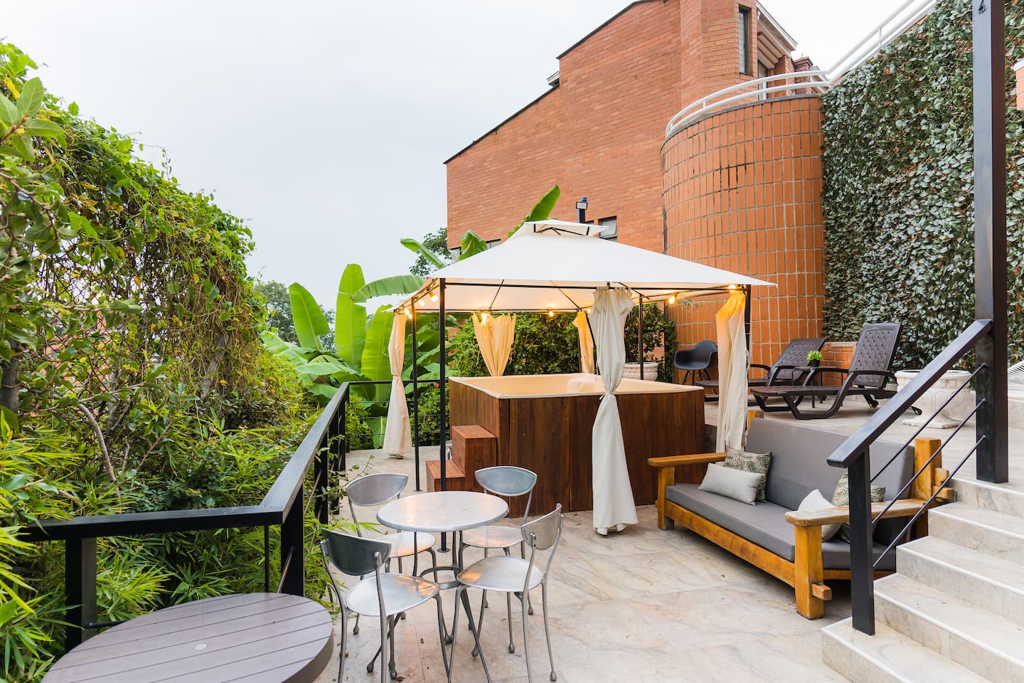 Jacuzzi/Close To Provenza & Free Airport Pickup