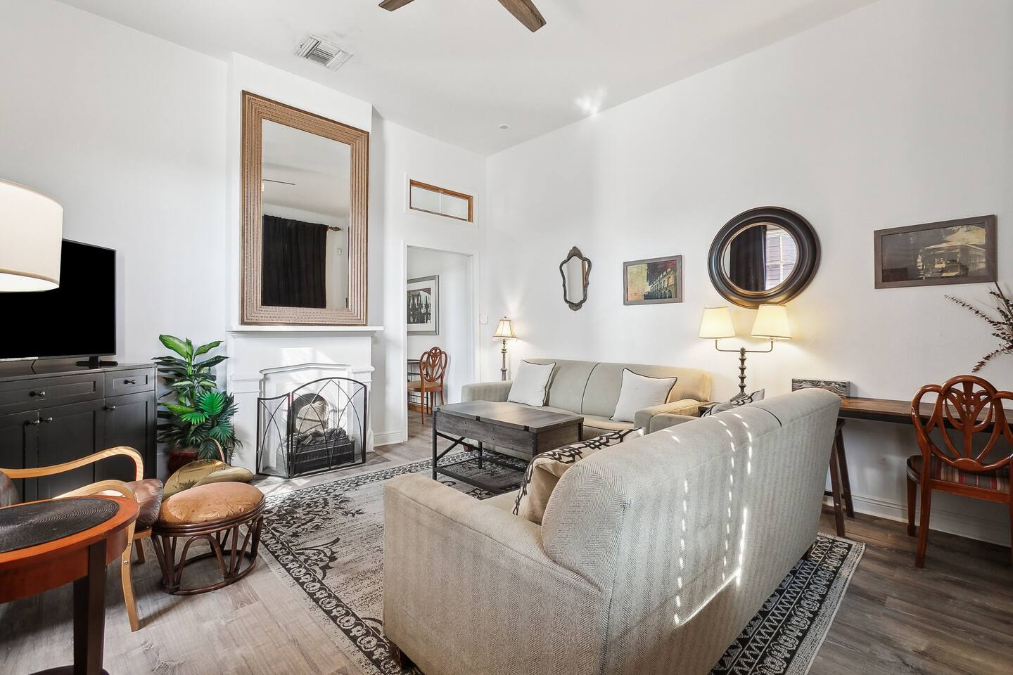 New Suite Oak St Retreat! Shops, Music & More!