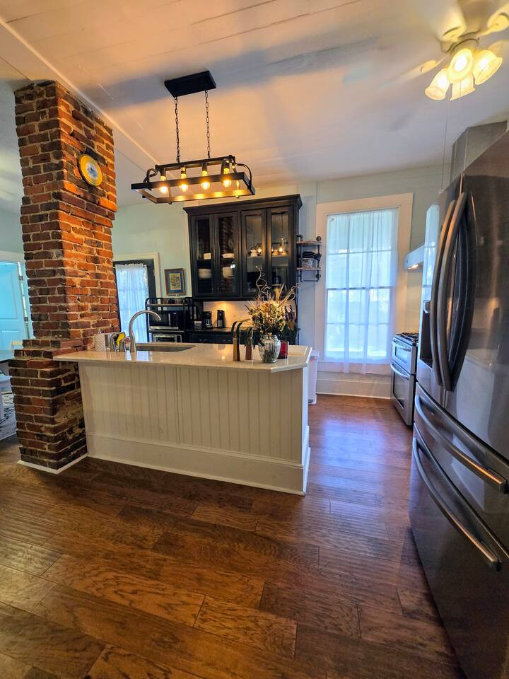 Secluded Cottage w/yard blocks to Downtown