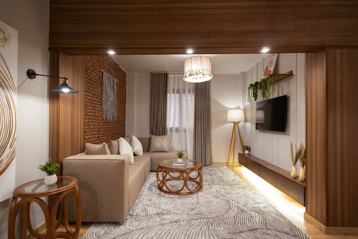 Cozy 2 Bedrooms Apt in City Center