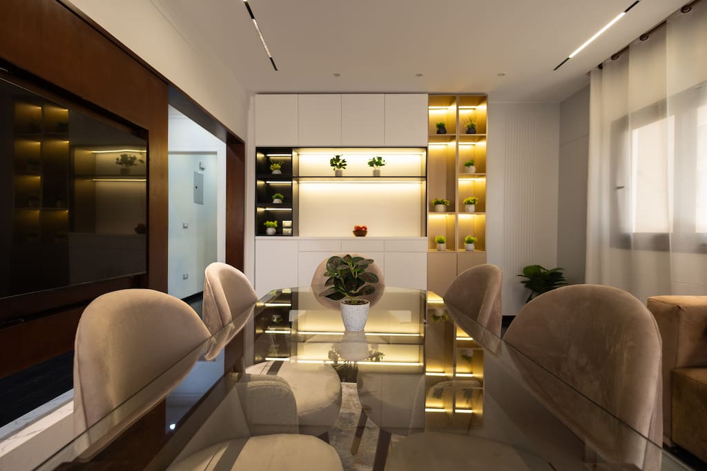 Luxe Heliopolis Apt W Patio - 15 minute to Airport