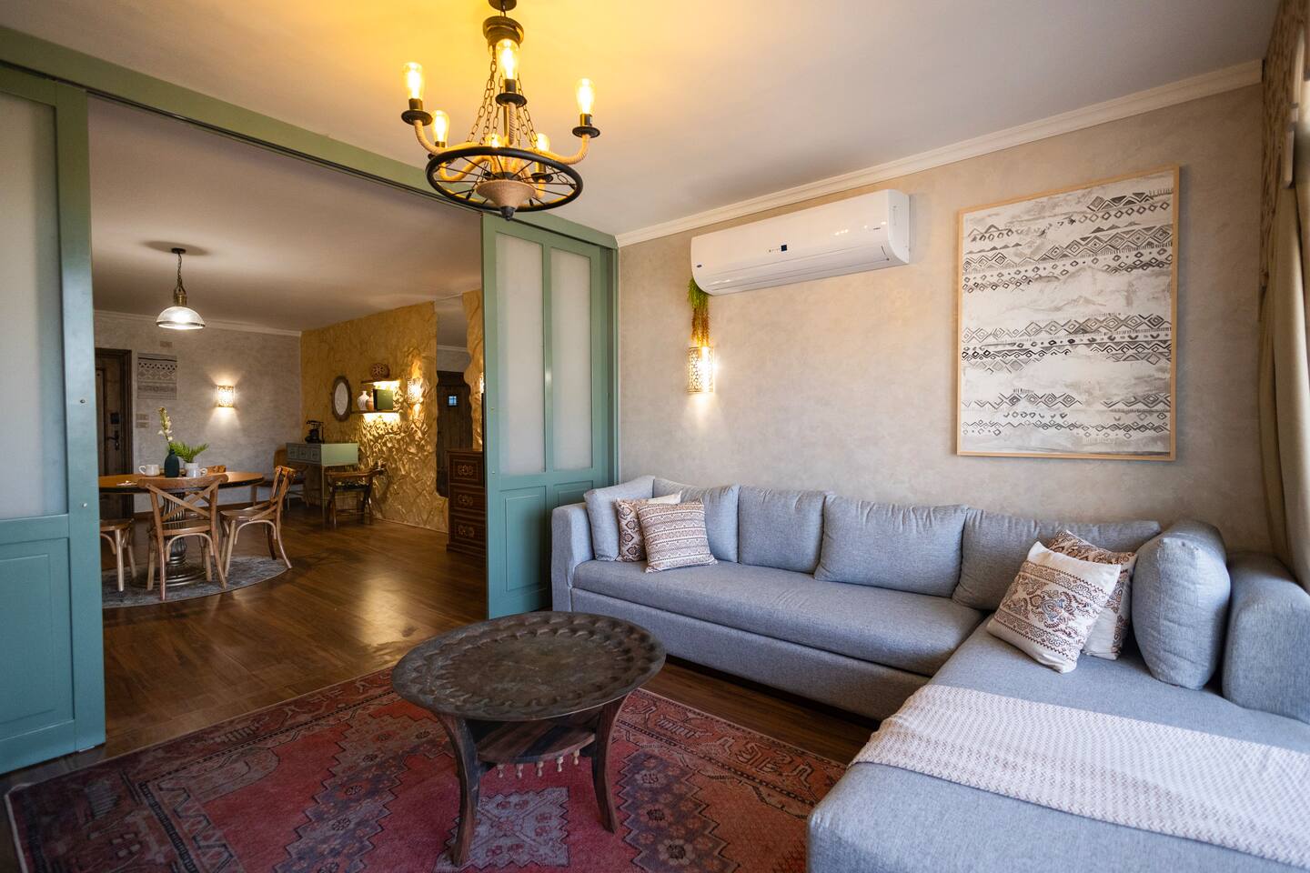 Vintage 2 Bedrooms Apt With City View