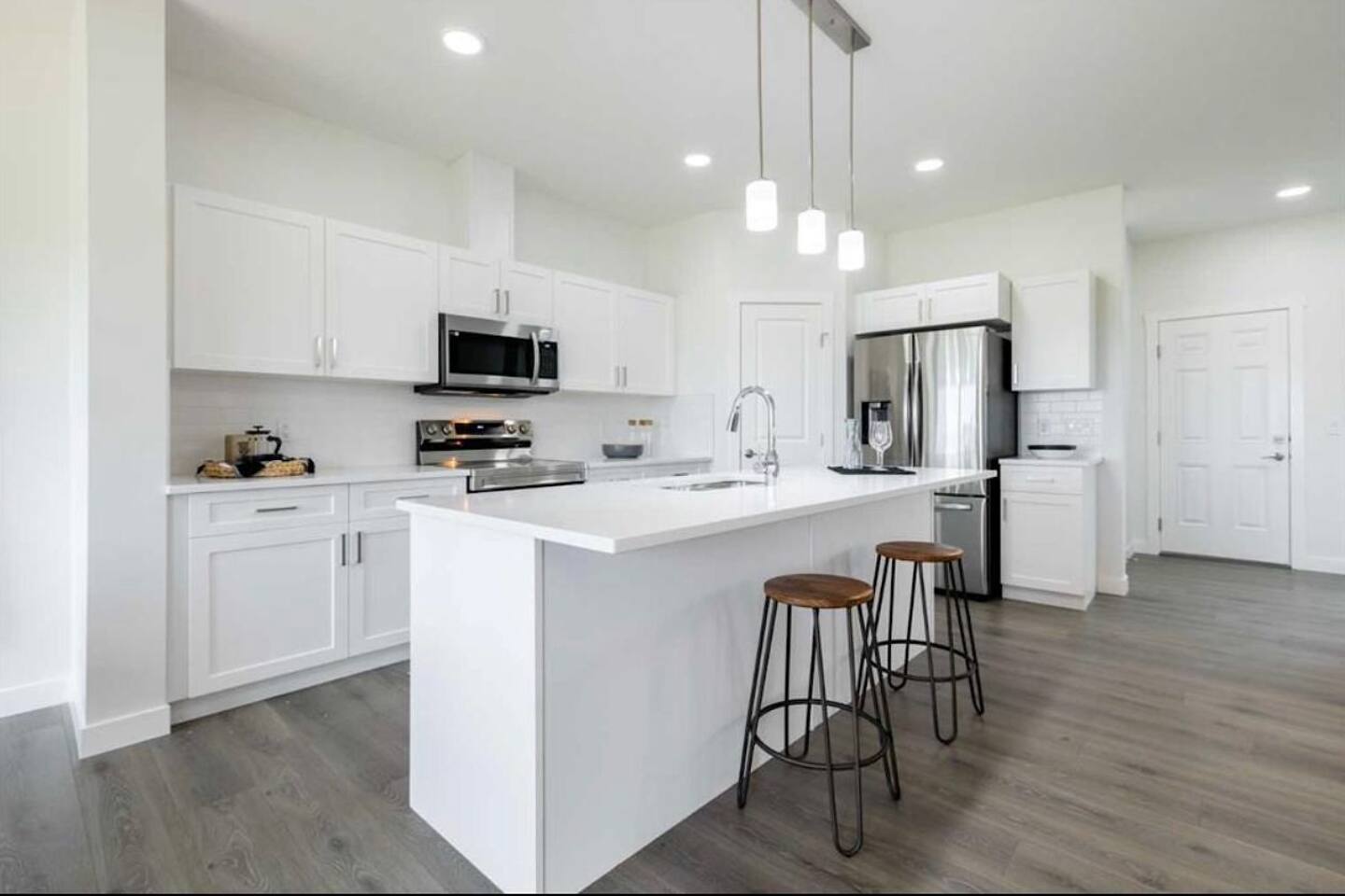 Heartland Stays - Brand New 3 Bed Room Cozy Home - Holiday Home