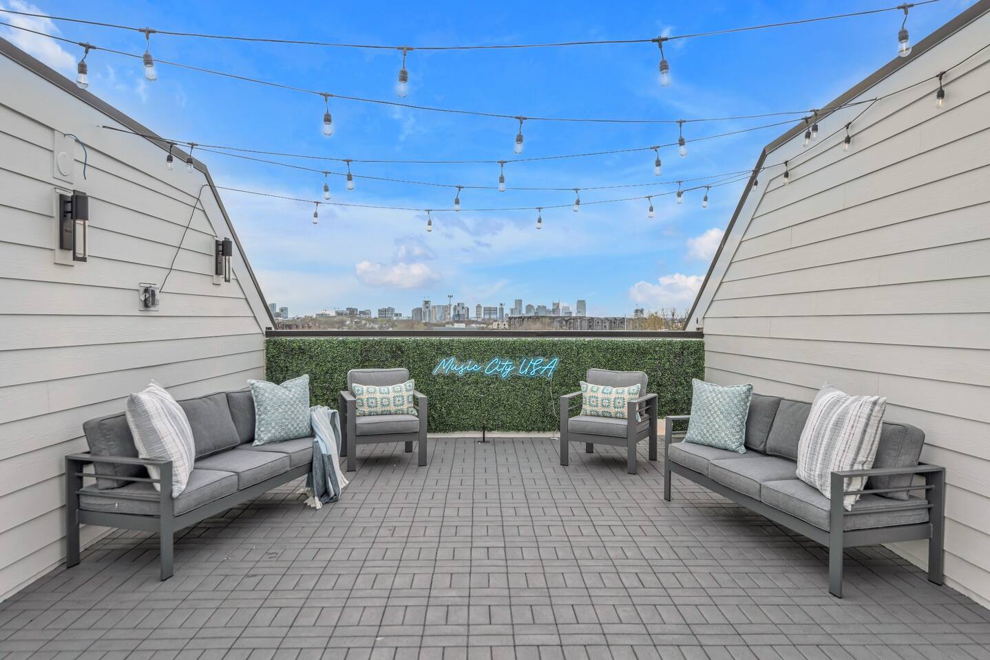 Combined Townhome w/ 26 Beds - 2 rooftops!