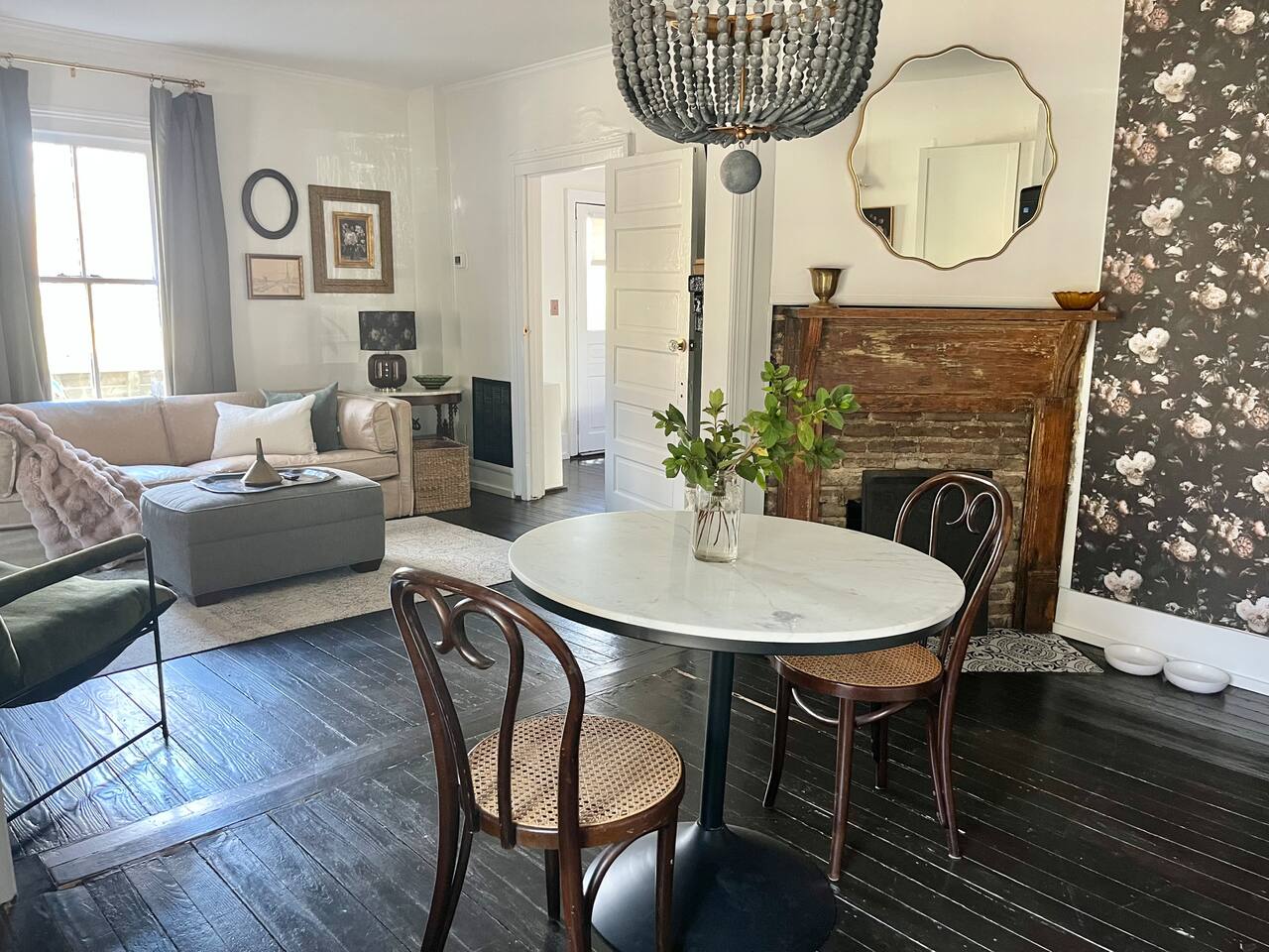 The Porch Parlor-Historic Oakwood, walkable, Pets