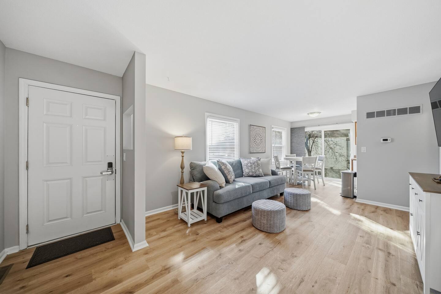 2BR/1BA Duplex w/ Garage in Central Lincoln