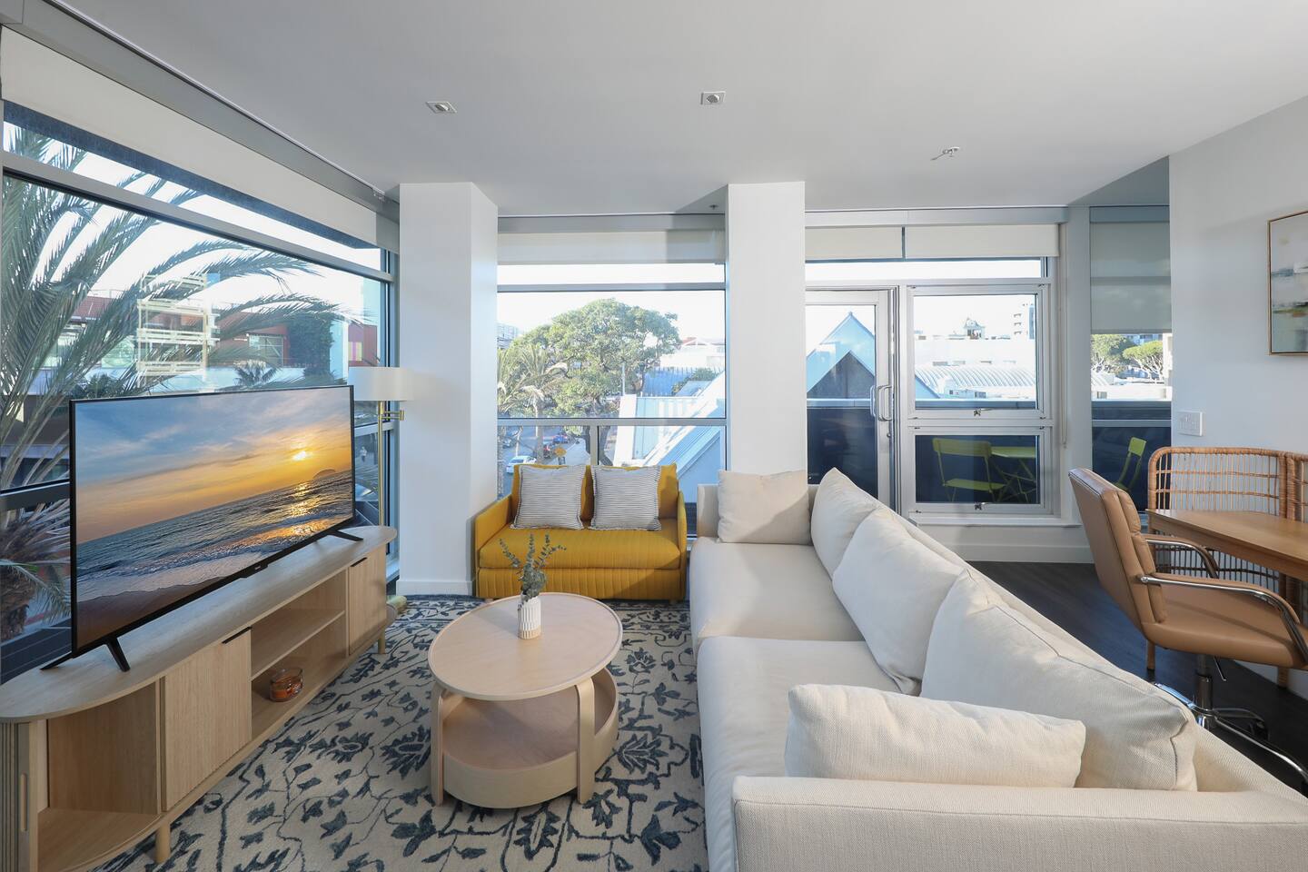 Bright & Sunny Apt in Heart of SM!