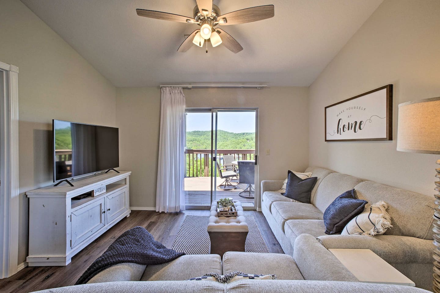 Lake and Ozark Mountain Views, 3 Min. to SDC!