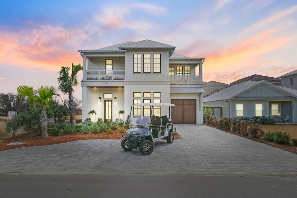 The Salted Palms/Pool/Golf Cart/5Min Walk to Beach