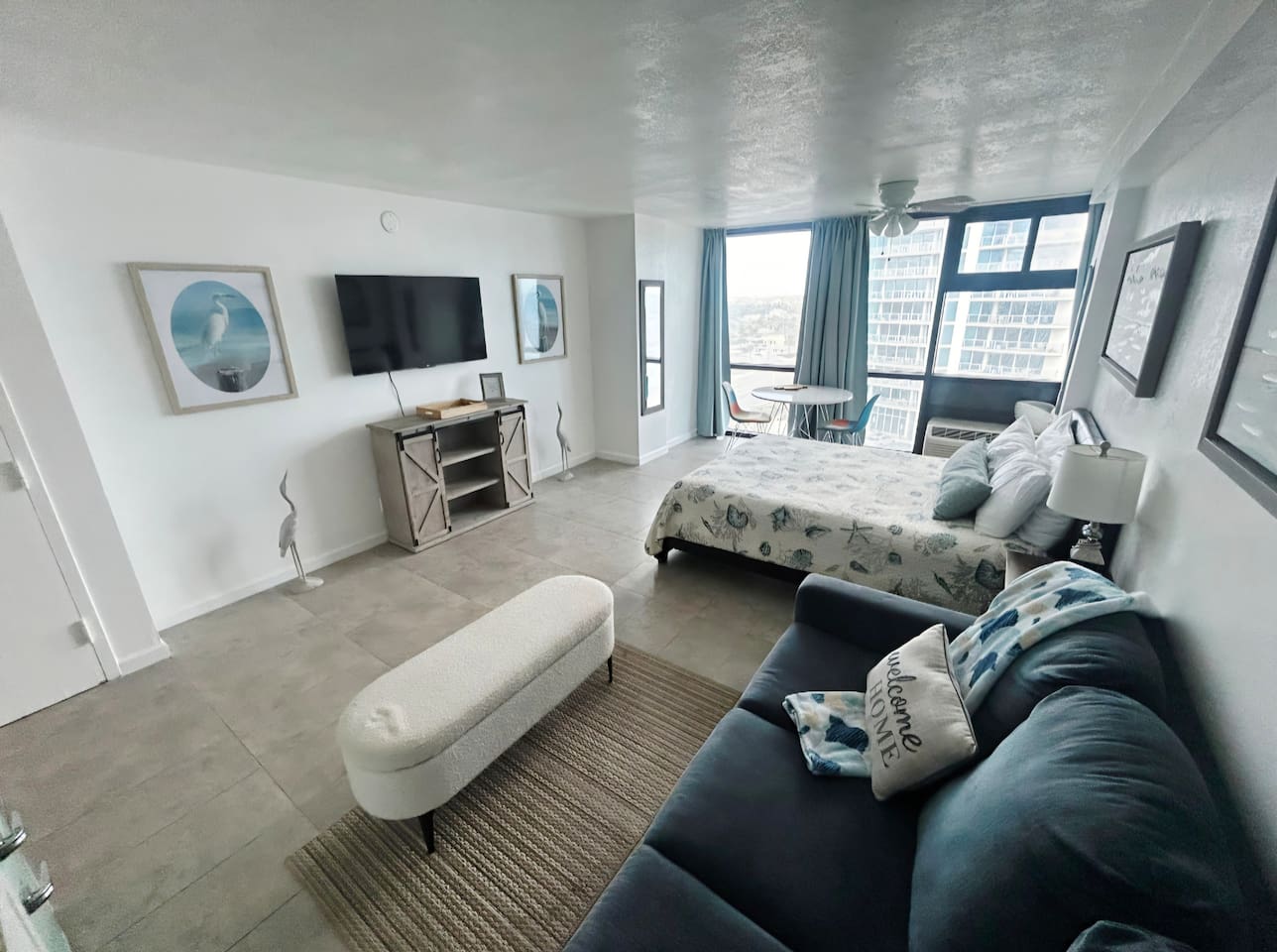 Oceanview w/tiki bar, pool, kitchenette - Studio