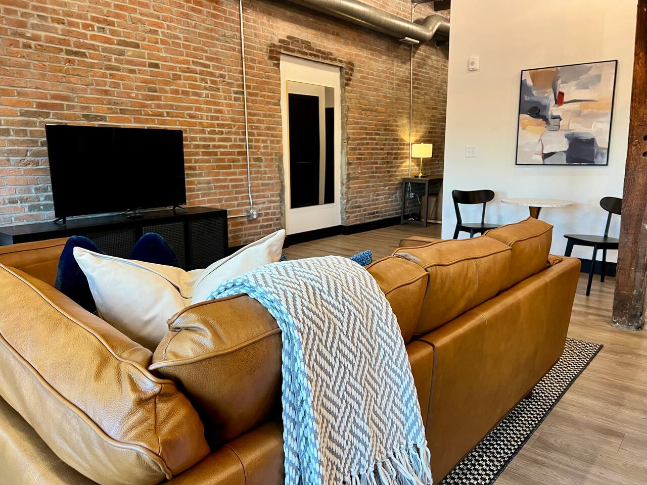 Brick & Bed - Luxury Riverfront Loft