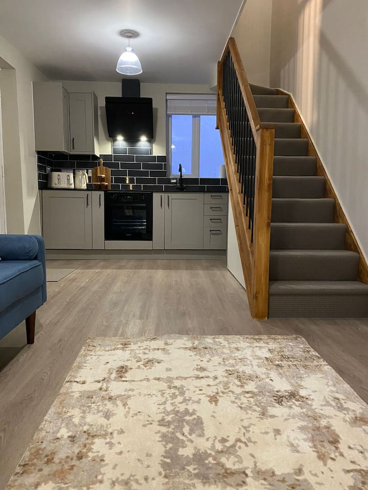 #105 The Old Bakery - Beautiful Cottage - 5 mins to Webb Ellis Rugby Museum - Sleeps 4 -" Perfect for Contractors and Small Families - Free Parking"